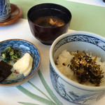 出合亭 - 御飯・止椀、菜飯 香の物 赤出汁