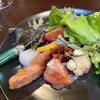 マルヤマ - 軽く燻製したサーモンサラダ