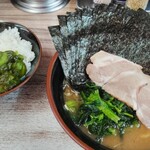 武蔵家 - ラーメン並（８５０円）海苔トッピング（１００円）中ライス（無料）
