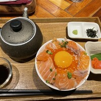 Seafood bar Ermitage 横浜鶴屋町店 - 炙りサーモン丼