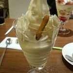 ミルク&パフェ よつ葉ホワイトコージ 札幌パセオ店 - よつ葉の白いパフェ