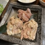 炭火焼肉 ホルモン にく式 -  シマチョウ（左）、上ガツ（奥）、テッポー（右）