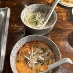 炭火焼肉 ホルモン にく式 - コムタンスープ（牛白湯）赤、白