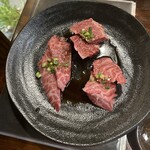 炭火焼肉 ホルモン にく式 - ブリスケ（左）、和牛ハラミ あつ（奥）、和牛カイノミ あつ（右）
