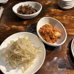 炭火焼肉 ホルモン にく式 - もやしナムル、キムチ、牛煮込み