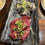 炭火焼肉 ホルモン にく式 - ハツ刺し（手前）、センマイ刺し