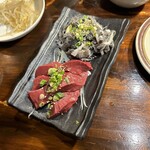 炭火焼肉 ホルモン にく式 - ハツ刺し（手前）、センマイ刺し