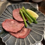 炭火焼肉 ホルモン にく式 - 上タン（左）、並タン（右）