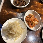 炭火焼肉 ホルモン にく式 - もやしナムル、キムチ、牛煮込み