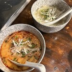 炭火焼肉 ホルモン にく式 - コムタンスープ（牛白湯）赤、白