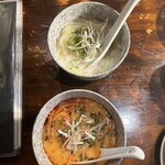 炭火焼肉 ホルモン にく式 - コムタンスープ（牛白湯）赤、白