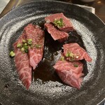 炭火焼肉 ホルモン にく式 - ブリスケ（左）、和牛ハラミ あつ（奥）、和牛カイノミ あつ（右）