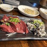 炭火焼肉 ホルモン にく式 - ハツ刺し（左）、センマイ刺し