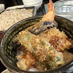 手打ちそば 彩月 - 小天丼の内容は海老、カボチャ、ピーマン、茄子。