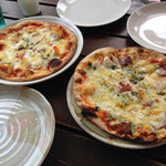 山ぶどう - ミックスピザ850円・シーフードピザ850円