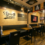 Snoop Burger - テーブル席