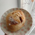 パン工房ひかりば - 割ってみると、中からゴロゴロくるみといちじくが✨