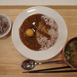 トーコーキッチン - 朝カレー カレー 副菜、豚汁 + 生卵 