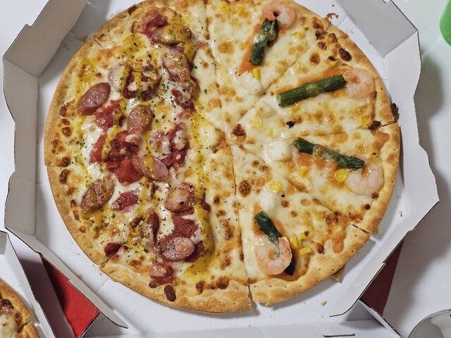 ピザハット 弘前城東店（Pizza Hut） - 運動公園前（ピザ）の写真