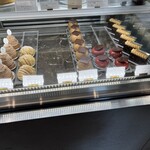 ラトリエヒロワキサカ - どんどん作られてどんどん売れていきます。