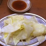 上里牧場 - 入店後、まず出てくるキャベツ。
焼肉のタレで食べるとうまい！