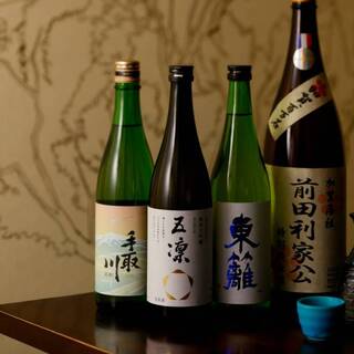石川地酒與加賀棒茶等多樣飲品選擇豐富◎