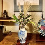 川庄 - 大将が活けているこの日の生け花