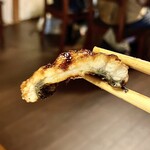 川庄 - 「うな重 上」地焼きの一切れのアップ①…