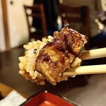 川庄 - 「うな重 上」地焼きの一切れのアップ②…