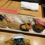 おすし家のいらぶ - 平目かカレイかな？と思ったら平目のえんがわでした。つぶは真つぶですね。ゴリゴリして旨い！ウニはミョウバン漬けのもの、イクラは冷凍かな？エビ、平目、つぶ、赤貝、トロはレベル高い！