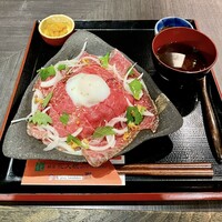 花大根 - ローストビーフ丼 1.5倍 温泉卵のせ 味噌汁、漬け物付き