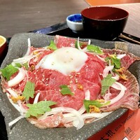 花大根 - ローストビーフ丼 1.5倍 温泉卵のせ 味噌汁、漬け物付き