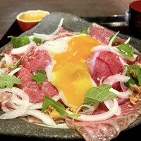 花大根 - ローストビーフ丼 1.5倍 温泉卵のせ 味噌汁、漬け物付き