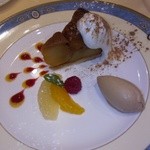 フランス料理 ビストロ・ド・リヨン - （デザート・私）季節の果実（りんご）のタルトとシナモンアイス