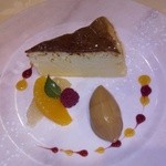 フランス料理 ビストロ・ド・リヨン - （デザート・妻）スフレタイプのチーズケーキとキャラメルアイス