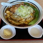 しな喜 - とろみ麺800円　揚げ餃子2個・鶏唐揚げ・青梗菜トッピングのあんかけ卵綴じ　醸造酢はセルフコーナーから