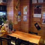 Dining Kitchen くっちゃん - 入口を入って右側はテーブル席で２つあります。この写真は店内中央から入口方面を撮っています。