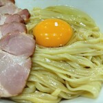 麺屋くろ松 - キラーンと輝く卵黄⭐︎
