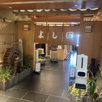 松阪牛 よし田 - 開店前の玄関
