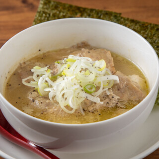 ボリューム感とインパクト抜群の名物「鶏の煮込み」