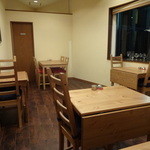 デリカ　ロクシナ - 喫煙席　※折り畳み式のテーブル　※2014年5月夜