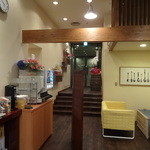 デリカ　ロクシナ - 喫煙席へ続く廊下　右側にはソファ席（禁煙席）もあり　※2014年5月夜