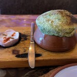 窯焼き料理 Rato Mato - 最初にナイフでパンを切って開ける