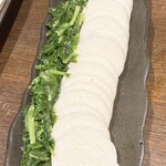 三酉屋 - 長芋スライスわさび菜添え
