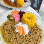 DAVELLO gastropub - 「ポークジンジャーキーマカレー」と「スパイスチキンカレー」