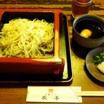 瓢亭 - 二大定番の一品「夕霧そば」白いそば粉に柚子の表皮を混ぜて打った香り豊かな変わりそば。 