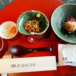 フォーシーズン - 最初にセットされてた　右から鯵のなめろう、海苔、納豆、明太子おろし、香の物