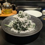 在来食堂 - ケールサラダ 自家製シーザードレッシング。柔らかく甘いケールが麺を食べているようでこれは相当に良いメニュー