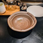 在来食堂 - 自らを変わった器の工房と嘯くFIELD土香さんのものです。当店のお料理は見た目がシンプルなのでこのお皿の存在感は相性が良いと思います