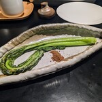 在来食堂 - 丸葉小松菜 もろみパウダー。べかなが白菜のクリーム煮なら味の強い小松菜はステーキ的なイメージの調理ですね